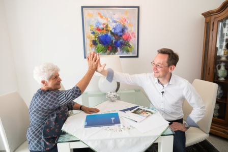 Bodo Stelzer im Gespräch mit einer Kundin