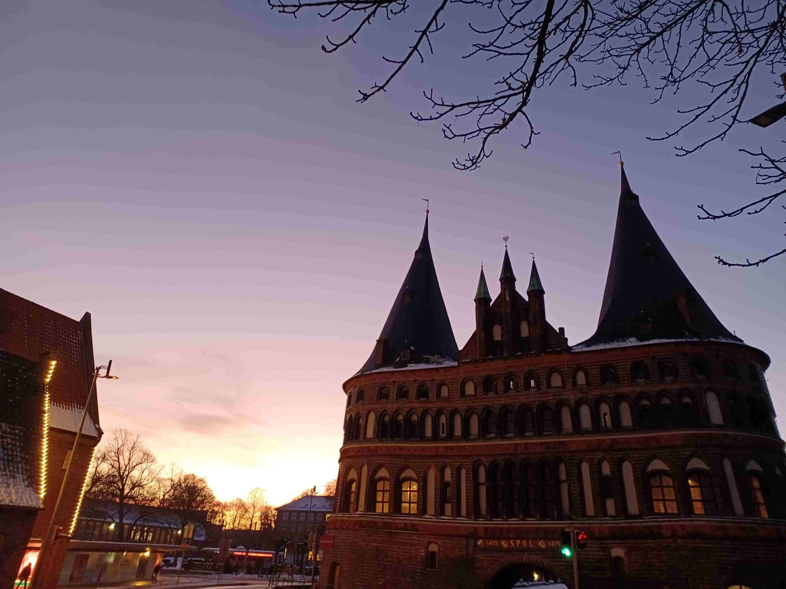 Holstentor in Lübeck in der Abenddämmerung